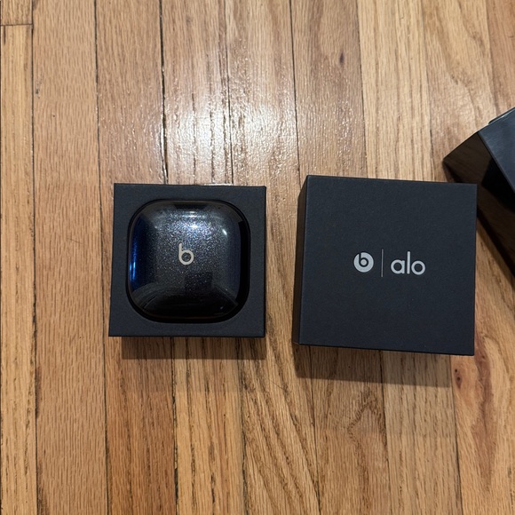 Alo Yoga X Beats Fit Pro Headphone - Picture 6 of 8